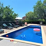 Seaview Flat With Pool & Parking Апартамент Варна