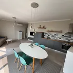 Seaview Flat With Pool & Parking *