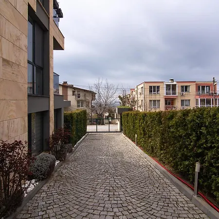 Апартамент Seaview Flat With Pool & Parking *