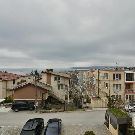 Апартамент Seaview Flat With Pool & Parking *
