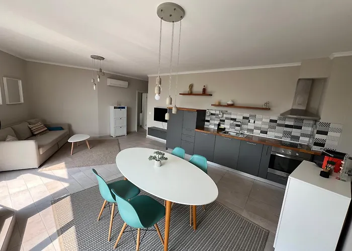 Seaview Flat With Pool & Parking *