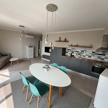 Seaview Flat With Pool & Parking *